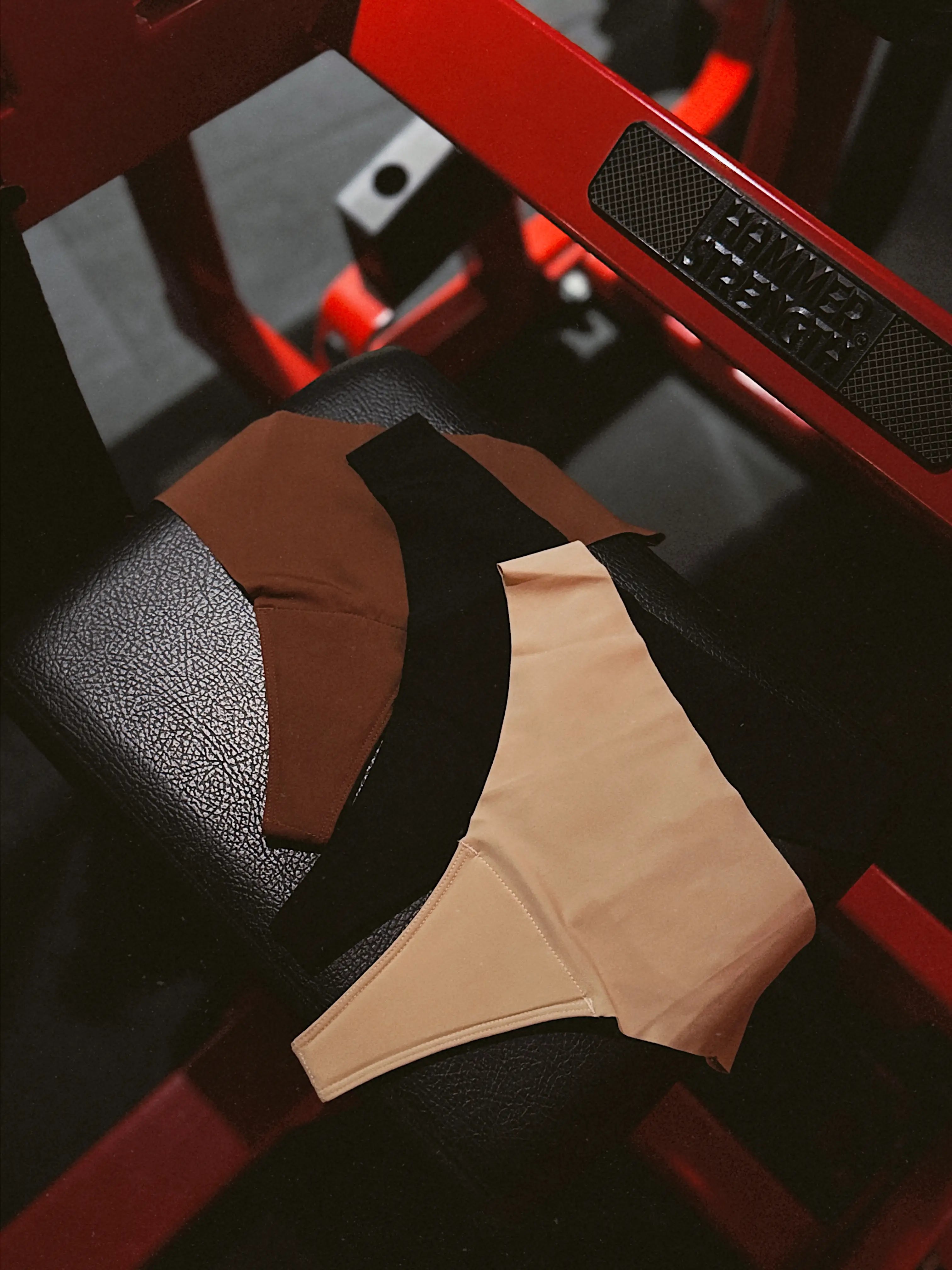 les culottes NUVY sont présenté sur une machine de fitness
